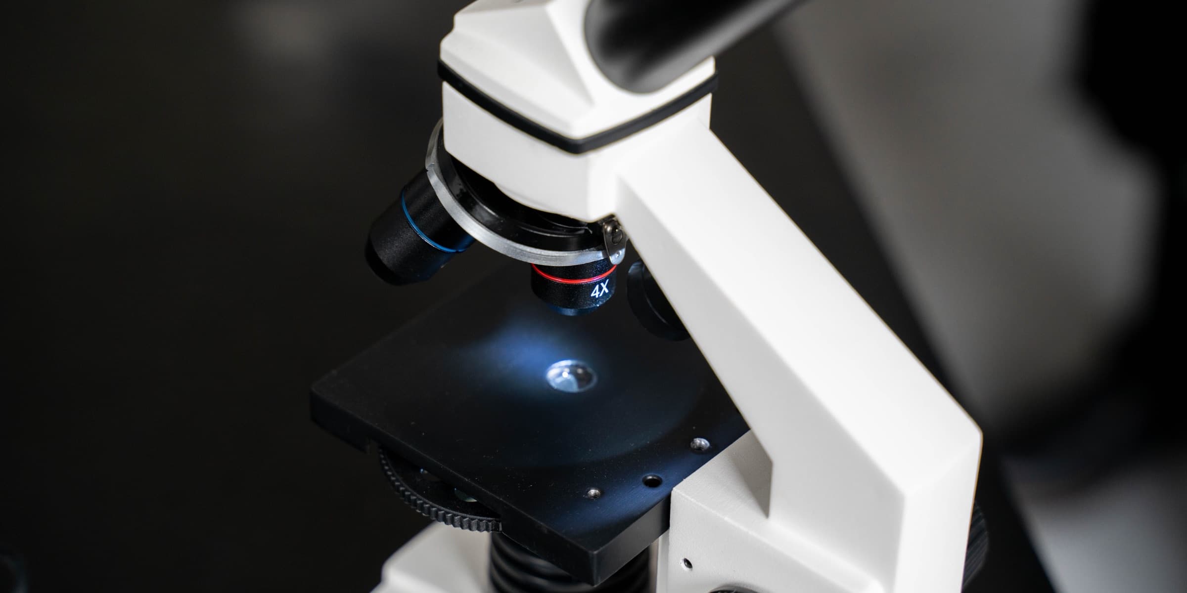 Laboratory microscope with selective focus